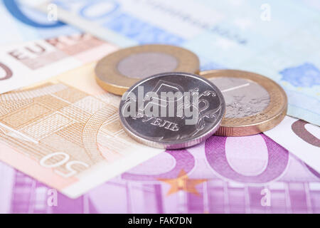 Rouble monnaie contre l'arrière-plan des billets en euros Banque D'Images