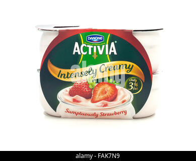 Pack de Danone Activia Yaourt fraise sur un fond blanc Banque D'Images