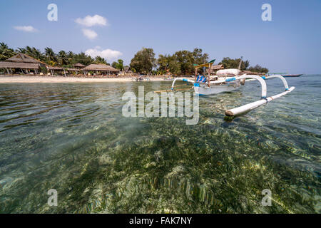 Pirogue à la plage sur la petite île de Gili Air, Lombok, Indonésie, Asie Banque D'Images