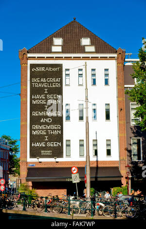 Sir Albert Hotel, extérieur. Texte aphorisme. Amsterdam City, pays-Bas, Hollande, Europe, Union européenne, UE. Ciel bleu clair Banque D'Images
