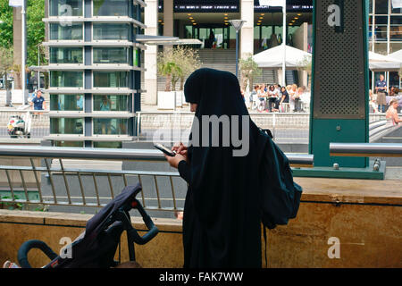 femme musulmane portant des vêtements traditionnels de burka, utilisant un téléphone portable. Centre commercial. Rotterdam, pays-Bas, Europe, Union européenne, UE Banque D'Images