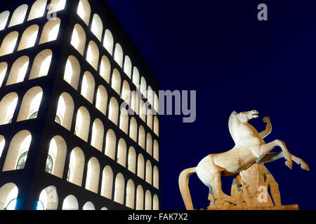 Place du Colisée récemment restaurée, Colosseo Quadrato, symbole de l'architecture fasciste, la nuit. Actuellement, le siège social de Fendi Company. EUR, Rome, Italie UE Banque D'Images