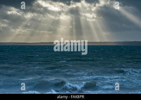 Lee sur le Solent, au Royaume-Uni. Le 31 décembre 2015. Météo France : Jour de vent froid sur le Solent avec quelques aperçu de la création d'une belle soleil Rayons crépusculaires. Crédit : Paul Chambers/Alamy Live News Banque D'Images