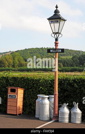 Laits de bidons à Wiliton sur la station de chemin de fer à vapeur de Somerset West. Banque D'Images