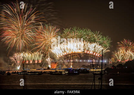 Sydney, Australie. 1er janvier 2016. Le 12 à minuit la veille du jour de l'an 2015-2016 feux d'artifice sur le Pont du Port de Sydney.. Credit : Simonito Tecson/Alamy Live News Banque D'Images