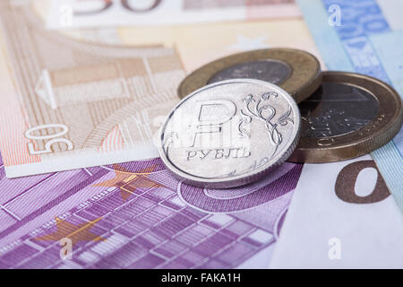 Rouble monnaie contre l'arrière-plan des billets en euros Banque D'Images