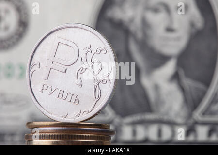 Rouble pièce sur l'arrière-plan et de l'Euro dollar bills Banque D'Images