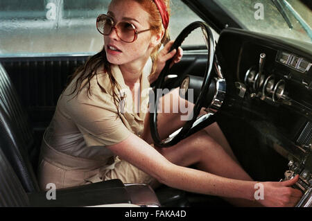 La dame dans l'auto avec des lunettes et un fusil 2015 Magnolia Pictures film avec Freya Mavor Banque D'Images