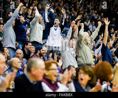 Villanova, Pennsylvania, USA. 31 Dec, 2015. 31 décembre 2015 : Villanova fans célébrer un Ryan Arcidiacono à trois points pendant le match de basket-ball de NCAA entre les mousquetaires et Xavier les Wildcats de Villanova au pavillon de Villanova, en Pennsylvanie le 31 décembre 2015. Scott Serio/ESW/CSM/Alamy Live News Banque D'Images