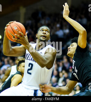 Villanova, Pennsylvania, USA. 31 Dec, 2015. 31 décembre 2015 : Villanova's Kris Jenkins cherche une ouverture pour un tir contre Xavier's Kaiser Gates durant la partie de basket-ball de NCAA entre les mousquetaires et Xavier les Wildcats de Villanova au pavillon de Villanova, en Pennsylvanie le 31 décembre 2015. Scott Serio/ESW/CSM/Alamy Live News Banque D'Images