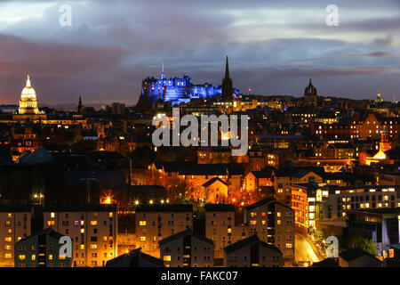 Edimbourg, Ecosse. Le 31 décembre 2015. La vieille ville d'Édimbourg s'allume comme le dernier jour de l'année 2015 tire à sa fin. Fier debout au-dessus de la ville, le château d'Édimbourg est vêtue de bleu, à l'appui de l'UNICEF la résolution du Nouvel An pour les enfants. Brian Wilson/Alamy Live News. Banque D'Images