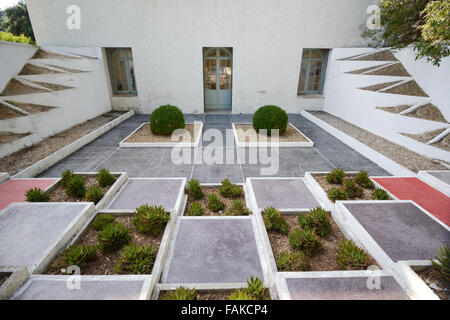 Le jardin cubiste triangulaire par Gabriel Guevrekian moderniste à la Villa Noailles (1923-1925) Hyères Var France Banque D'Images