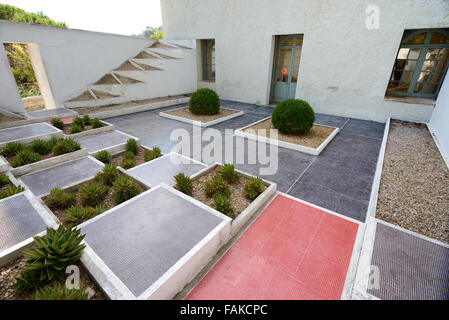 Le jardin cubiste triangulaire par Gabriel Guevrekian moderniste à la Villa Noailles (1923-1925) Hyères Var France Banque D'Images