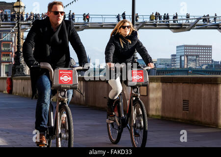 Aux personnes bénéficiant d'une journée ensoleillée sur la rive de la Tamise, Londres Angleterre Royaume-Uni UK Banque D'Images