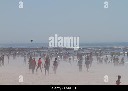 Les gens sur Melkbosstrand plage près de Cape Town, Afrique du Sud Banque D'Images