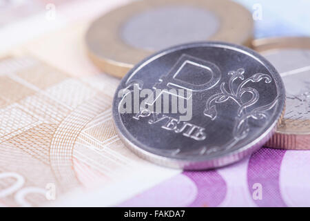 Rouble monnaie contre l'arrière-plan des billets en euros Banque D'Images