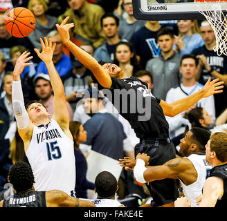 Villanova, Pennsylvania, USA. 31 Dec, 2015. 31 décembre 2015 : Villanova's Ryan Arcidiacono et Xavier's Kaiser Gates rivalisent pour un rebond au cours du match de basket-ball de NCAA entre les mousquetaires et Xavier les Wildcats de Villanova au pavillon de Villanova, en Pennsylvanie le 31 décembre 2015. Scott Serio/ESW/CSM/Alamy Live News Banque D'Images