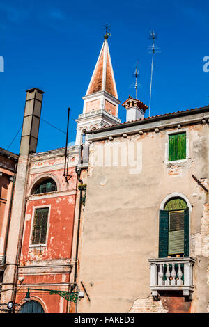 Les maisons colorées près de l'ancien clocher penché sur l'île de Burano - Venise, Italie Banque D'Images