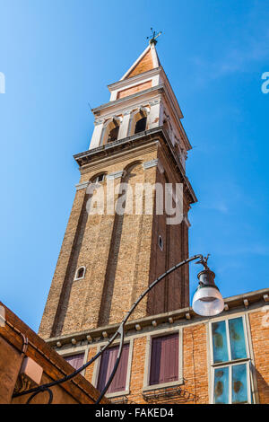 Les maisons colorées près de l'ancien clocher penché sur l'île de Burano - Venise, Italie Banque D'Images