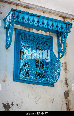 Beau bleu ornement windows sur un mur blanc si typique de la Tunisie Banque D'Images