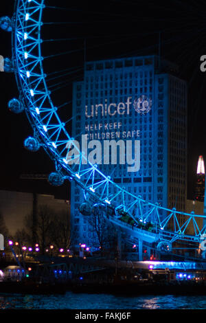 Londres, Royaume-Uni. 31 Dec, 2015. L'avant de l'artifice se félicitant de la nouvelle année, Shell House est allumé en bleu dans le cadre de la résolution de l'UNICEF pour les enfants. Crédit : Paul Davey/Alamy Live News Banque D'Images