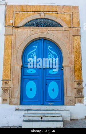 Porte local typique d'accueil traditionnel ; Tunis, Tunisie Banque D'Images