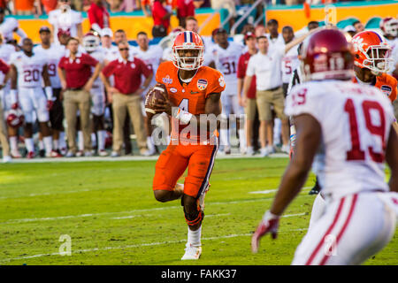 Miami Gardens, USA. 31 Dec, 2015. Clemson Tigers quarterback Deshaun Watson (4) au cours de l'Orange Bowl 2015 Capital One entre New York. et Clemson le Jeudi, Décembre 31, 2015 au Sun Life Stadium de Miami Gardens, Florida Crédit : David Grooms/Cal Sport Media/Alamy Live News Banque D'Images