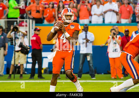 Miami Gardens, USA. 31 Dec, 2015. Clemson Tigers quarterback Deshaun Watson (4) au cours de l'Orange Bowl 2015 Capital One entre New York. et Clemson le Jeudi, Décembre 31, 2015 au Sun Life Stadium de Miami Gardens, Florida Crédit : David Grooms/Cal Sport Media/Alamy Live News Banque D'Images