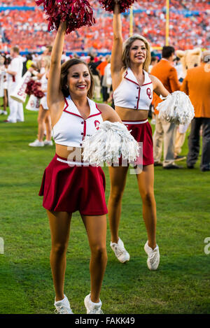 Miami Gardens, USA. 31 Dec, 2015. Oklahoma Sooners cheerleader pendant le Capital One Bowl 2015 Orange entre Oklahoma et Clemson. le Jeudi, 31 décembre 2015 au Sun Life Stadium de Miami Gardens, Florida Crédit : David Grooms/Cal Sport Media/Alamy Live News Banque D'Images