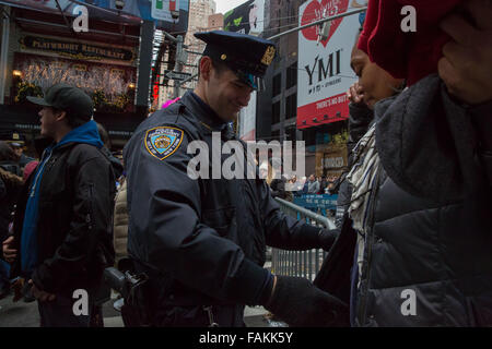 New York, NY, USA. 31 Dec, 2015. Le NYPD déployer 6 000 policiers à Times Square le soir du Réveillon, y compris plus de 500 membres de la nouvelle terreur du NYPD anti force. Cette action est prise par le NYPD en réponse au signalement de menaces terroristes par ISIS sur New York, Washington DC, et Los Angeles. Chef de Département de la police de James O'Neil a insisté sur ' les gens devraient se sentir en sécurité cette nouvelle année parce que nous sommes là. ' Crédit : Scott Houston/Alamy Live News Banque D'Images