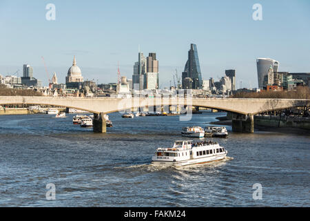 Waterloo Bridge sur la Tamise, Londres, Angleterre, Royaume-Uni Banque D'Images