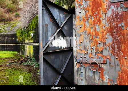 Ouvrir la porte d'acier rouillé au bunker en béton, de l'Artillerie tunnel Hill, Fort Worden State Park, Port Townsend, Washington, USA Banque D'Images