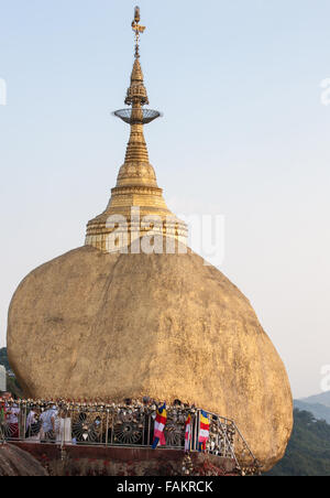 Célèbre pagode,,sur,culte,pèlerinage bouddhiste,de,et,à touristes,or,or,précaire,équilibré,rock,Myanmar Birmanie,or,Kyaitiyo,bouddhiste, Banque D'Images