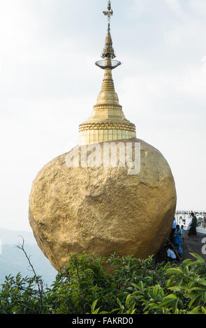 Célèbre pagode,,sur,culte,pèlerinage bouddhiste,de,et,à touristes,or,or,précaire,équilibré,rock,Myanmar Birmanie,or,Kyaitiyo,bouddhiste, Banque D'Images