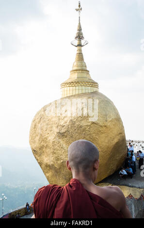 Golden,rock,Myanmar,la Birmanie,or,Kyaitiyo,moine bouddhiste,, Banque D'Images