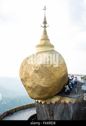 Célèbre pagode,,sur,culte,pèlerinage bouddhiste,de,et,à touristes,or,or,précaire,équilibré,rock,Myanmar Birmanie,or,Kyaitiyo,bouddhiste, Banque D'Images