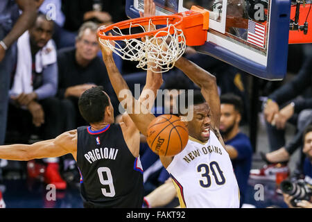 New Orleans, LA, USA. 31 Dec, 2015. New Orleans Pelicans guard Norris Cole (30) dunks la balle lors d'un match de basket NBA entre la Nouvelle Orléans pélicans et les Los Angeles Clippers au Roi Smoothie Center de New Orleans, LA. Stephen Lew/CSM/Alamy Live News Banque D'Images