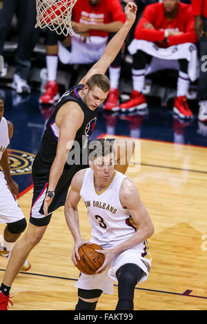 New Orleans, LA, USA. 31 Dec, 2015. La Nouvelle Orléans centre Pélicans Omer Asik (3) au cours d'un match de basket NBA entre la Nouvelle Orléans pélicans et les Los Angeles Clippers au Roi Smoothie Center de New Orleans, LA. Stephen Lew/CSM/Alamy Live News Banque D'Images