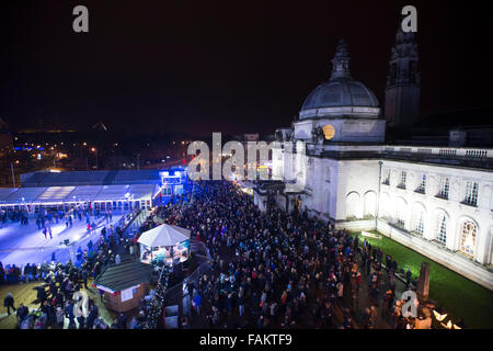 Vue aérienne de la féerie d'hiver à Noël dans la région de Cardiff, Galles du Sud. Banque D'Images