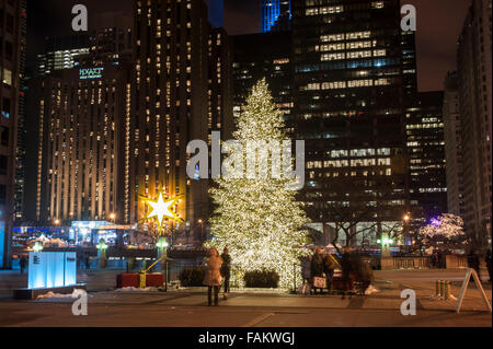 Chicago, USA. Le 31 décembre 2015. Une étoile géante, la pièce maîtresse de la première 'Chi-Town Rising' pend sur le côté de l'hôtel Hyatt Regency à côté de la rivière Chicago. L'étoile va être soulevée vers le haut à minuit, avec un énorme feu d'artifice et spectacle de lumière projetée. La célébration vise à mettre en valeur en tant que destination de Chicago pour le Nouvel An et d'encourager les déplacements en hiver pour visiter la ville. Crédit : Stephen Chung / Alamy Live News Banque D'Images