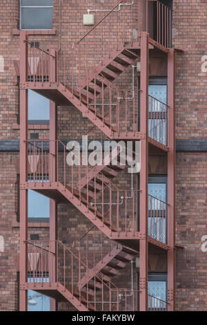 Metal fire escape sur l'extérieur d'un bâtiment de chanoines marsh bristol Banque D'Images