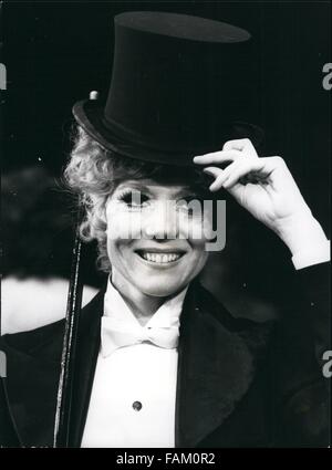 1972 - la comédie à succès de Tom Stoppard retour cavaliers demain au Old Vic Theatre National des journalistes après une absence de six mois. Les cavaliers a été créée à l'Old Vic, il y a un an (le 2 février 1972) et vient de gagner à la fois les parties et les joueurs et l'Evening Standard. Jouer de l'année. Michael Hordern retourne à l'Opéra National de répéter sa performance comme beaucoup l'éloge de George, le professeur de philosophie morale ; et Diana Rigg joue une fois de plus, Dottie son épouse et ex-star de comédie musicale. Photo montre un chapeau haut Diana Rigg photographié au cours du photocall à l'Old Vic. (Crédit Image : © K Banque D'Images