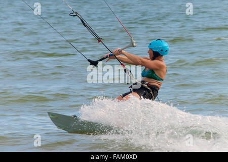 Close-up of female kite surfer en contrôle Banque D'Images