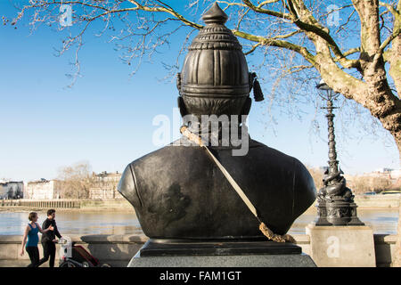 Statue de 12e siècle philosophe indien Basaveshwara sur les rives de la Tamise à Londres Banque D'Images