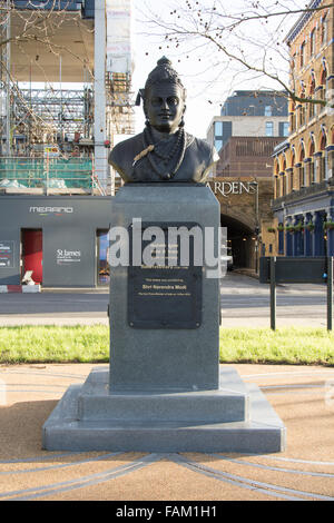 Statue du philosophe indien du 12e siècle Basaveshwara sur les rives de la Tamise à Lambeth, Londres, Angleterre, Royaume-Uni Banque D'Images