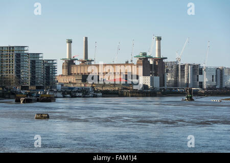 Surround grues le réaménagement de Battersea Power Station à Londres, Royaume-Uni Banque D'Images