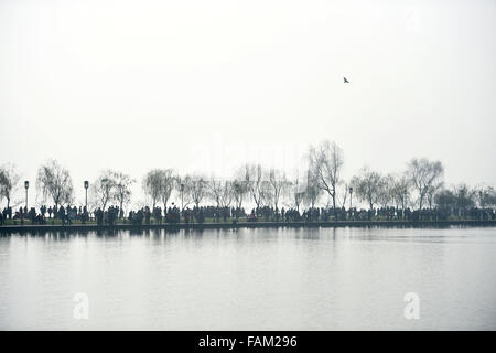 Hangzhou, Chine, Province de Zhejiang. 1er janvier 2016. Personnes visitent le lac de l'Ouest à Hangzhou, capitale de la Chine de l'est la province du Zhejiang, le 1 er janvier 2016. Han Crédit : Chuanhao/Xinhua/Alamy Live News Banque D'Images