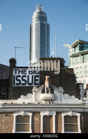 Les bureaux et le siège du magazine Big issue, la Tour St Georges et une statue d'éléphant et de château, vus de la station Vauxhall, Lambeth, Londres, Royaume-Uni Banque D'Images