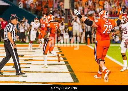 Miami, Floride, USA. 31 Dec, 2015. Clemson Tigers offensive ligne Eric Mac Lain (78) soulève ses bras dans la célébration de l'atterrissage par Clemson Tigers running back Wayne Gallman (9) au cours de l'Orange Bowl 2015 Capital One entre New York. et Clemson le Jeudi, Décembre 31, 2015 au Sun Life Stadium de Miami Gardens, Florida Crédit : David Grooms/Cal Sport Media/Alamy Live News Banque D'Images