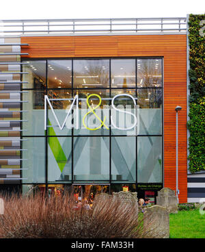 Une vitrine de Marks et Spencer et logo dans le centre-ville de Norwich, Norfolk, Angleterre, Royaume-Uni. Banque D'Images